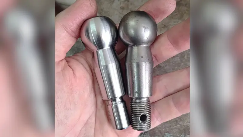 Peça usinada em detalhe na mão do operador